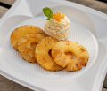Grillowany ananas z lodami i skórką pomarańczową