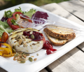 Grillowany camembert z żurawiną i prażonymi pestkami