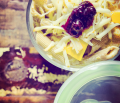 Przepis na aromatyczne - Penne z dynią smażoną na lekkim masełku z cynamonem, wędzonym serem i żurawiną.