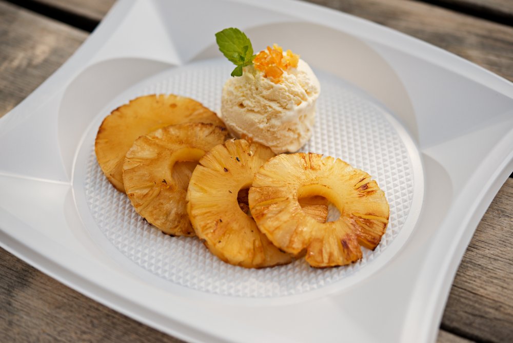 Grillowany ananas z lodami i skórką pomarańczową Grillowany ananas z lodami i skórką pomarańczową