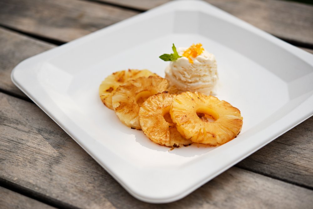 Grillowany ananas z lodami i skórką pomarańczową Grillowany ananas z lodami i skórką pomarańczową