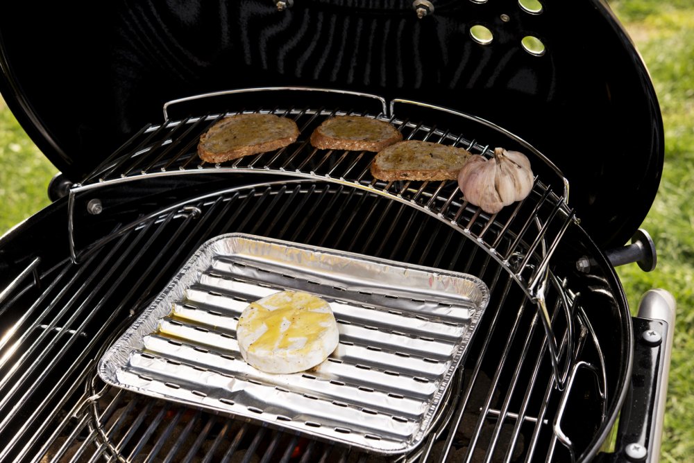 Grillowany camembert z żurawiną i prażonymi pestkami Grillowany camembert z żurawiną i prażonymi pestkami