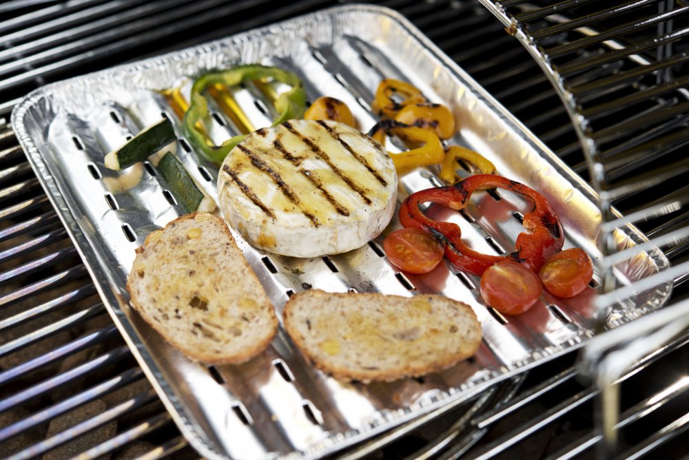Grillowany camembert z żurawiną i prażonymi pestkami Grillowany camembert z żurawiną i prażonymi pestkami