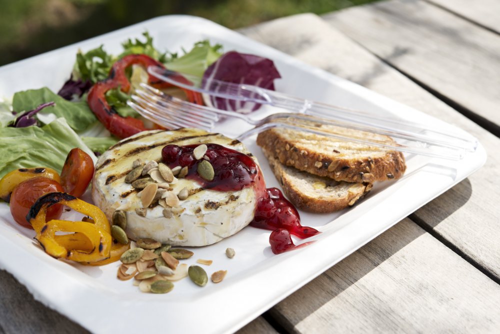 Grillowany camembert z żurawiną i prażonymi pestkami Grillowany camembert z żurawiną i prażonymi pestkami