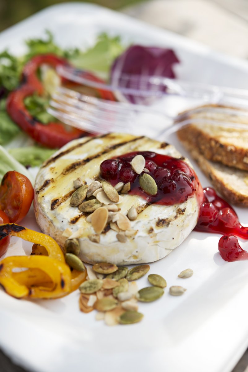 Grillowany camembert z żurawiną i prażonymi pestkami Grillowany camembert z żurawiną i prażonymi pestkami